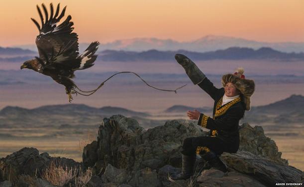 Ashol-Pan on a mountain top with her eagle