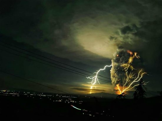 http://www.drroyspencer.com/wp-content/uploads/Taal-eruption-lightning-550x413.jpg